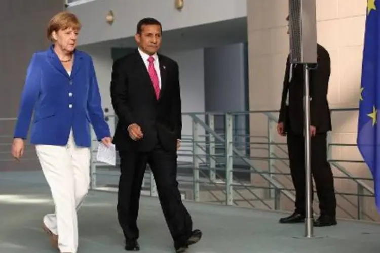 O presidente peruano, Ollanta Humala, encontra-se com a chanceler alemã, Angela Merkel (Adam Berry/AFP)