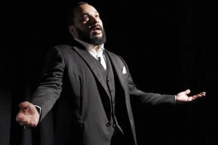 O comediante francês Dieudonné M'bala M'bala faz um discurso sobre seu filme "O Antissemita", em um teatro em Paris (Patrick Kovarik/AFP)