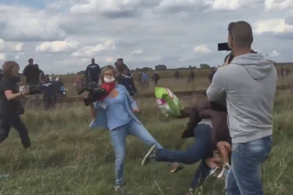 Cinegrafista é filmada dando pontapé em refugiados; veja