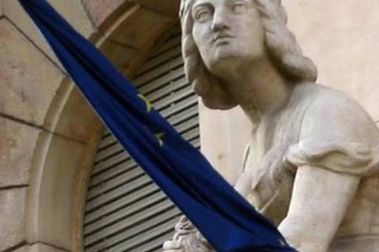 Bandeira da UE diante da sede do Banco Nacional Húngaro (Attila Kisbenedek/AFP)