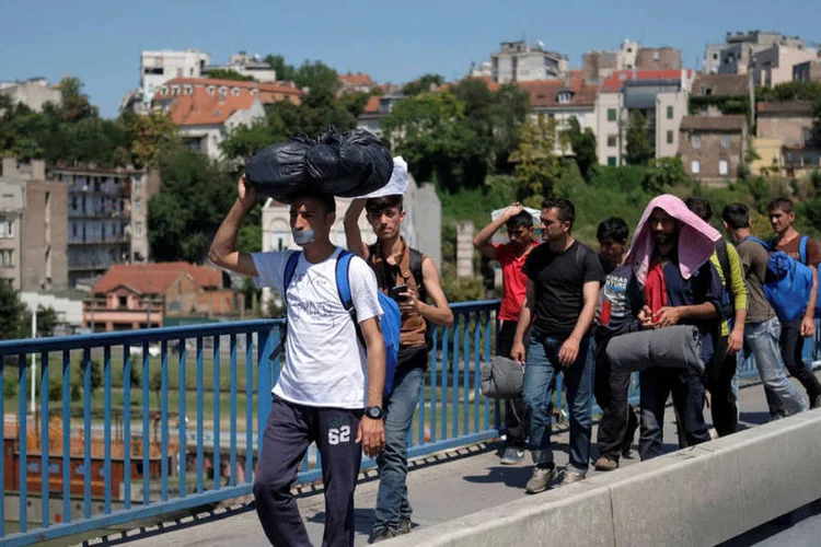 
	Refugiados: alguns deles j&aacute; tentaram passar na fronteira e denunciaram ter sido devolvidos &agrave; for&ccedil;a pelas autoridades h&uacute;ngaras
 (Marko Djurica / Reuters)