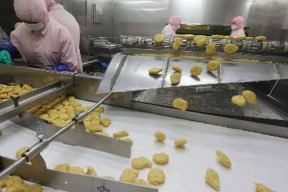 Produção na fábrica Shanghai Husi Food, que fornecia alimentos a redes de fast food (AFP)