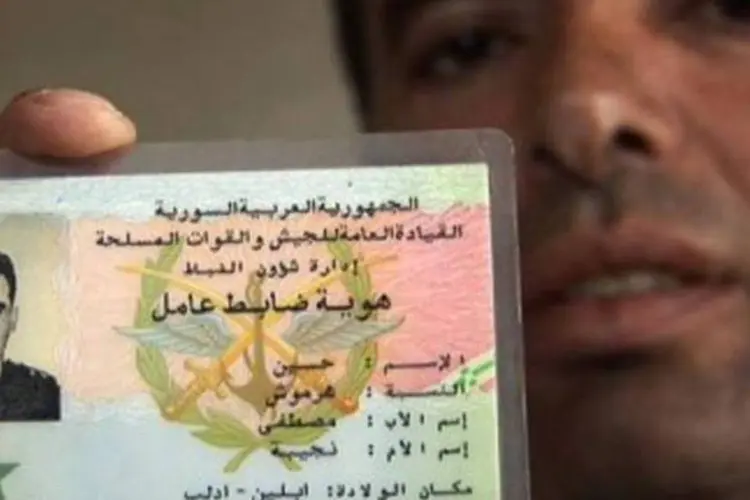 Imagem mostra Hussein Harmush exibindo sua identidade militar: morte não foi confirmada por seu grupo ou pelo governo