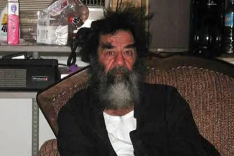 Saddam Hussein em local desconhecido após sua captura no Iraque, em 2003: o sobrinho do ditador morto não era alvo de uma ordem internacional de prisão, informaram autoridades (AFP)
