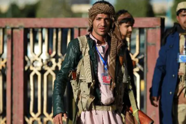 Combatente huthi patrulha uma rua da capital do Iêmen, Sana (Mohammed Huwais/AFP)