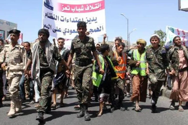 Rebeldes huthis e simpatizantes manifestam-se na cidade iemenita de Taez contra a intervenção militar liderada pela Arábia Saudita no país (AFP)