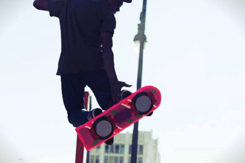 Empresa "cria" skate voador de "De Volta para o Futuro 2"