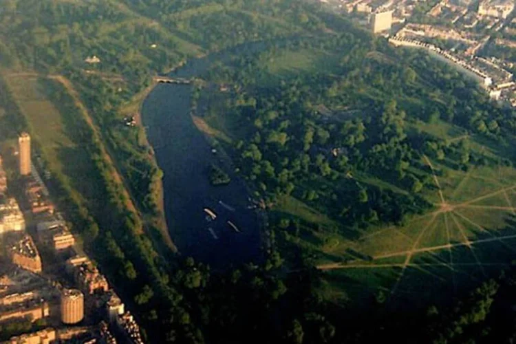 Vista aérea do Hyde Park, em Londres: Os 140 hectares do Hyde Park, que foram sede de históricas manifestações pelos direitos civis e de grandes eventos culturais (Wikimedia Commons)