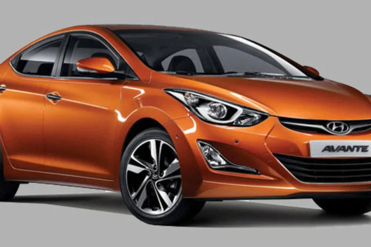 Hyundai Elantra 2014: ganhou novos para-choques, nova grade frontal, faróis de neblina redesenhados, luzes diurnas de LED, lanternas com nova disposição de luzes e novas rodas de liga leve de 16 polegadas (Hyundai/Divulgação)
