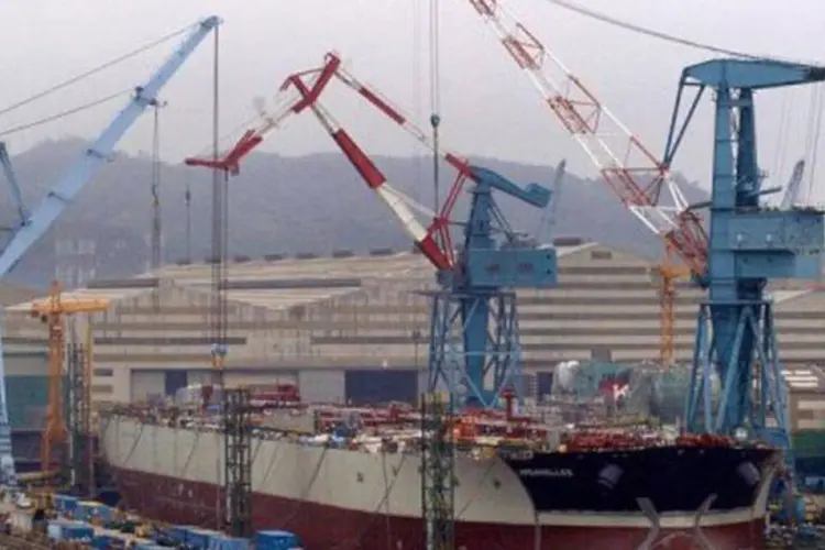 Navio é construído no estaleiro sul-coreano Hyundai Heavy Industries: semelhante será feito na Nigéria (Kim Jae-Hwan/AFP)