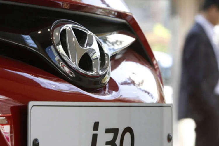 
	Homem caminha pr&oacute;ximo a carro i30 da Hyundai em concession&aacute;ria de Seul, Coreia do Sul: j&aacute; as vendas ca&iacute;ram 3,4%
 (Kim Hong-Ji/Reuters)