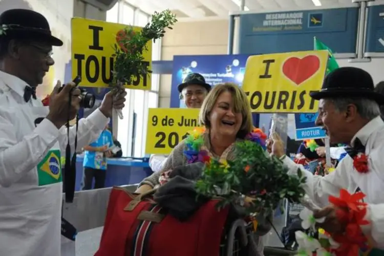 
	Turistas estrangeiros desembarcam no aeroporto do Rio e s&atilde;o recebidos com festa
 (Tânia Rêgo/Agência Brasil)