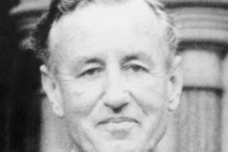 
	Imagem de Ian Fleming, jornalista brit&acirc;nico criador do agente secreto James Bond, no in&iacute;cio dos anos 1960: o livro s&oacute; se transformou em filme em 2006
 (AFP)