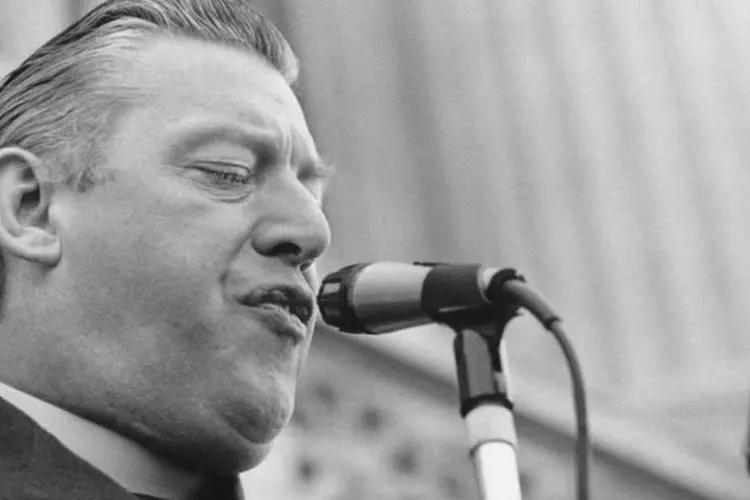 Reverendo Ian Paisley durante um discurso, em 3 de junho de 1974 (Frank Tewkesbury/Express/Getty Images)