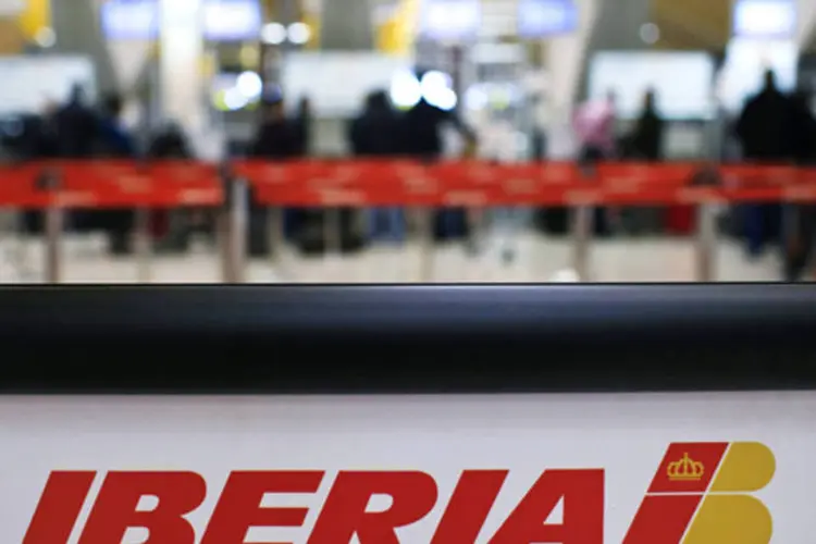 Grupo aéreo gastou cerca de €700 milhões na reestruturação da Iberia, que viu seu prejuízo diminuir pela primeira vez em quase três anos (Bloomberg)