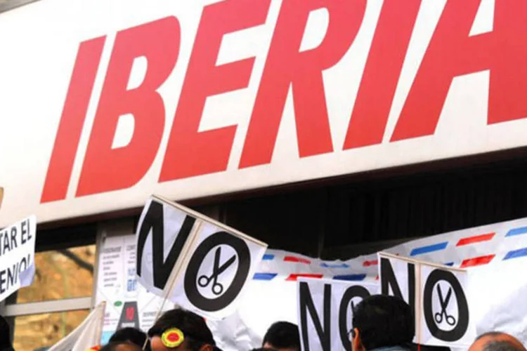 
	Funcion&aacute;rios da Iberia protestam: o plano ainda prev&ecirc; uma redu&ccedil;&atilde;o salarial de 18% para o pessoal em terra; 23%, para os pilotos, e 28% para os tripulantes de voo
 (Dominique Faget/AFP)