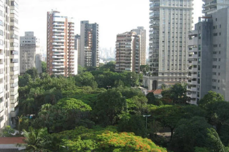 
	Bairro de Moema em S&atilde;o Paulo: lan&ccedil;amentos dos im&oacute;veis de alto padr&atilde;o se concentram nas duas maiores cidades do pa&iacute;s
 (Wikimedia Commons)