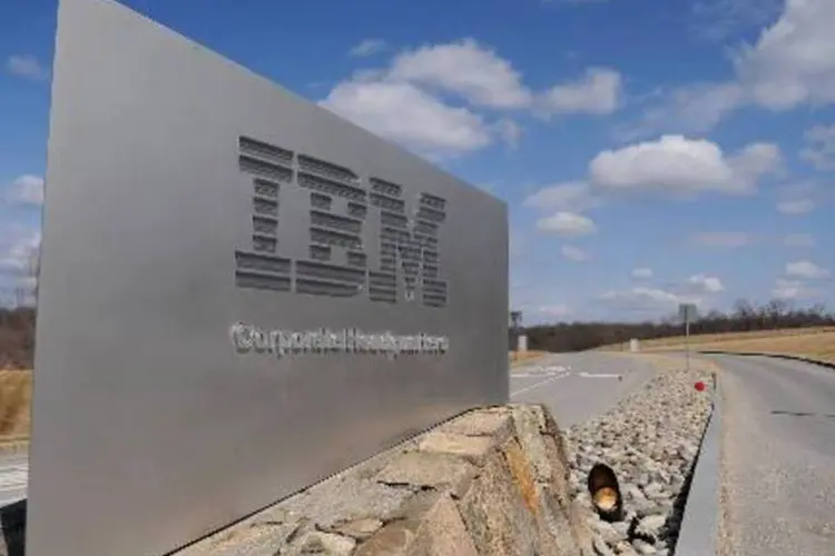 
	Entrada da sede da IBM: a receita da companhia caiu para 22,06 bilh&otilde;es de d&oacute;lares
 (Stan Honda/AFP)