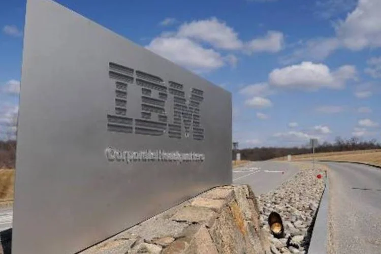 
	Entrada da IBM: para ajudar a aumentar o lucro, a empresa demitiu funcion&aacute;rios e colocou outros de licen&ccedil;a, reduziu a taxa fiscal e recomprou a&ccedil;&otilde;es
 (Stan Honda/AFP)