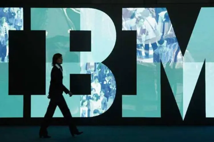
	Mulher passa em frente a letreiro da IBM: o Departamento de Justi&ccedil;a comunicou em documentos judiciais que um atraso causaria &quot;danos para os Estados Unidos&quot;
 (Getty Images)