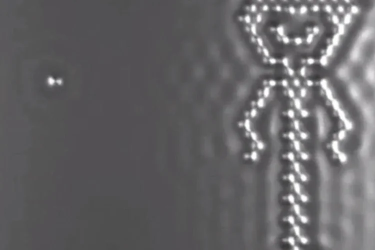 Trecho no menor filme do mundo, o stop-motion “A Boy and His Atom” criado pela IBM com átomos (Reprodução)