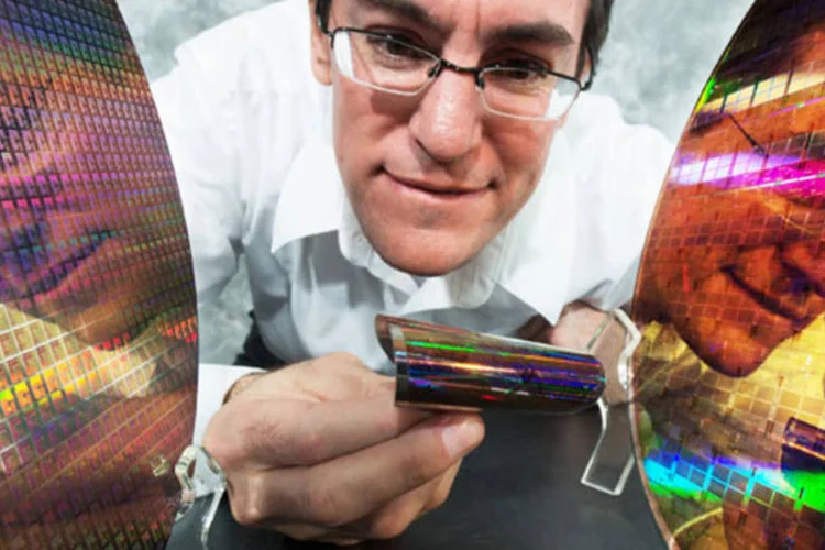 
	Stephen Bedell, inventor l&iacute;der da IBM, mostra semicondutores flex&iacute;veis, uma das patentes registradas pela empresa ao longo do ano passado
 (IBM)