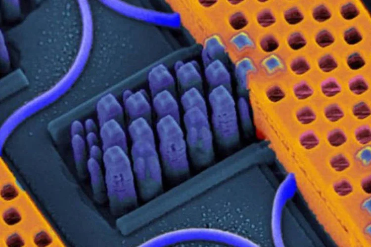 
	Novo chip da IBM: as conex&otilde;es azuis conduzem os pulsos de luz em alta velocidade
 (IBM/Divulgação)