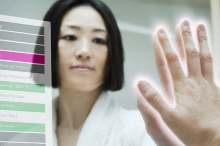 
	Mulher toca tela da IBM: empresa lidera pelo vig&eacute;simo ano consecutivo ranking de registro de patentes nos Estados Unidos
 (IBM)