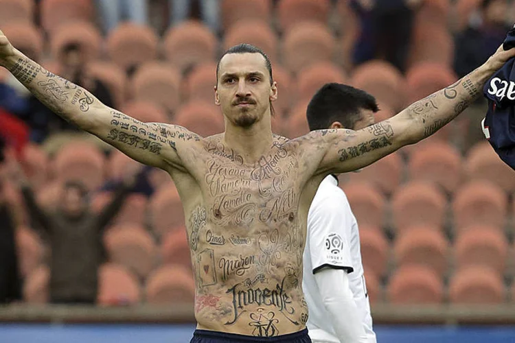 Zlatan Ibrahimovic: jogador com as tatuagens temporárias da campanha contra fome (Philippe Wojazer/Reuters)