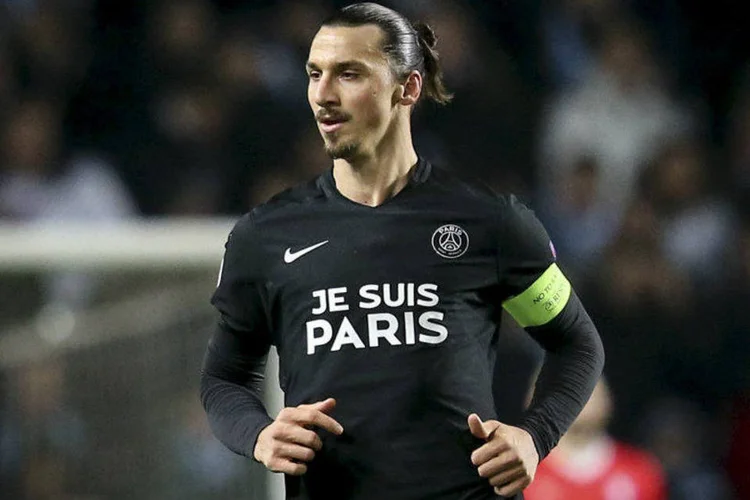
	Zlatan Ibrahimović, jogador do Paris Saint-Germain, com o uniforme estampado com a frase &quot;Je Suis Paris&quot;
 (Andreas Hillergren/Reuters)