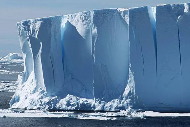 
	Iceberg: blocos de gelo gigantes que se separaram de geleiras podem ocasionar uma eventual alta dos n&iacute;veis oce&acirc;nicos
 (Thinckstock)