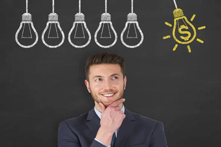 Homem pensa em ideias para ganhar dinheiro (Thinkstock/phototechno)