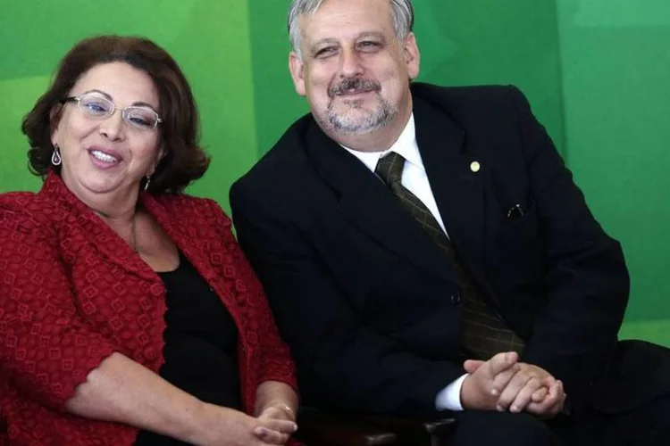 Novo ministro das Relações Institucionais, Ricardo Berzoini, com a antiga ministra Ideli Sanvatti durante a cerimônia de posse no Palácio do Planalto, no começo de abril (Ueslei Marcelino/Reuters)