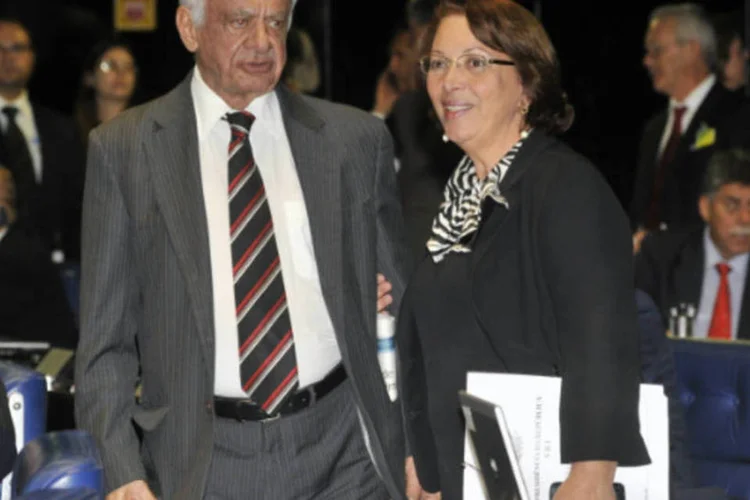 Ideli Salvatti com Pedro Simon:  "Cá entre nós, a primeira medida do procurador-geral não precisava ser essa", afirmou o senador, em discurso no plenário do Senado (José Cruz/ABr)