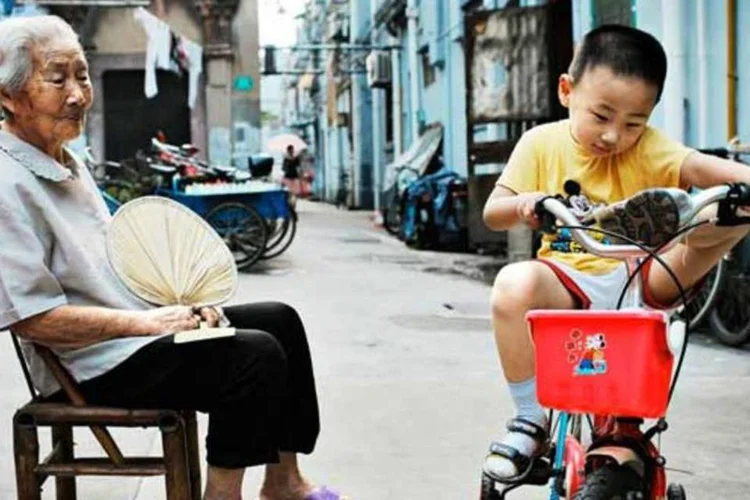 
	Idosa e crian&ccedil;a em Xangai: estudo mostra que entre 1990 e 2013 a expectativa de vida dos chineses estimada ao nascer aumentou em todas as prov&iacute;ncias, munic&iacute;pios ou regi&otilde;es aut&ocirc;nomas
 (Fritz Hoffmann/In Pictures/Corbis/Latinstock)