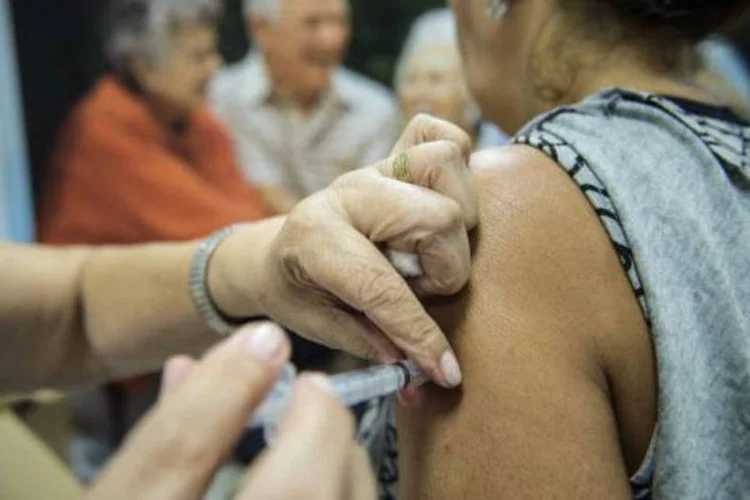 
	H1N1: a campanha nacional de vacina&ccedil;&atilde;o contra a gripe imunizou neste ano 49,9 milh&otilde;es de pessoas que fazem parte dos grupos de maior risco
 (Marcelo Camargo / Agência Brasil)