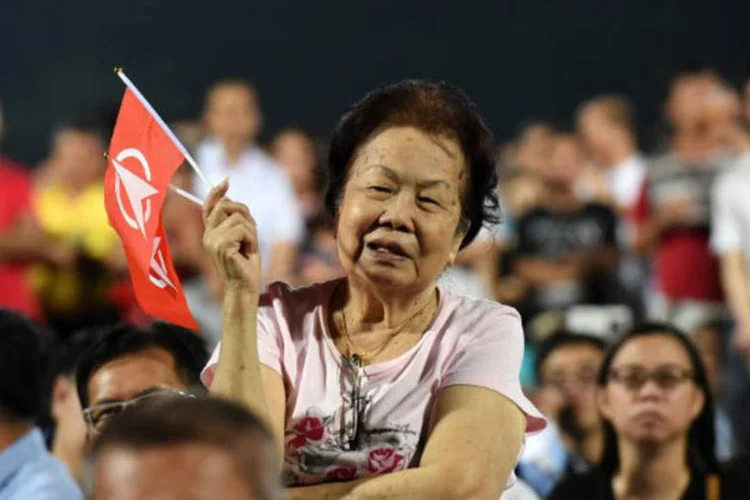 
	Singapura: se a pessoa se perder, por exemplo, haver&aacute; algu&eacute;m preparado para ajudar ou se sair do supermercado sem pagar n&atilde;o ser&aacute; acusada de furto
 (Roslan Rahman / AFP)