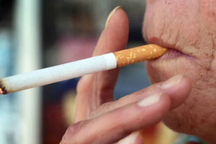 
	Idosa fumando: Di&aacute;rio Oficial traz altera&ccedil;&otilde;es na Instru&ccedil;&atilde;o Normativa que disp&otilde;e sobre o registro especial a que est&atilde;o obrigados os fabricantes e importadores d cigarros
 (Getty Images)