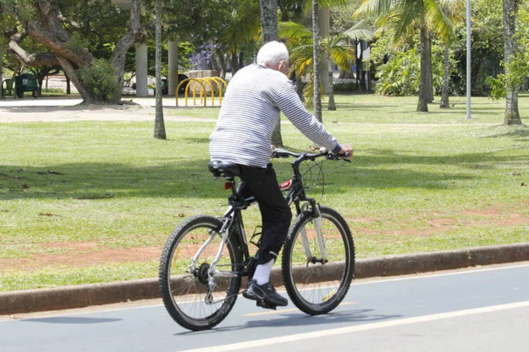 
	Idoso anda de bicicleta em parque: pessoas que t&ecirc;m 80 anos ou mais t&ecirc;m expectativa m&eacute;dia de viver mais 9,2 anos
 (Marcos Santos/USP Imagens/Fotos Publicas/Agência USP)