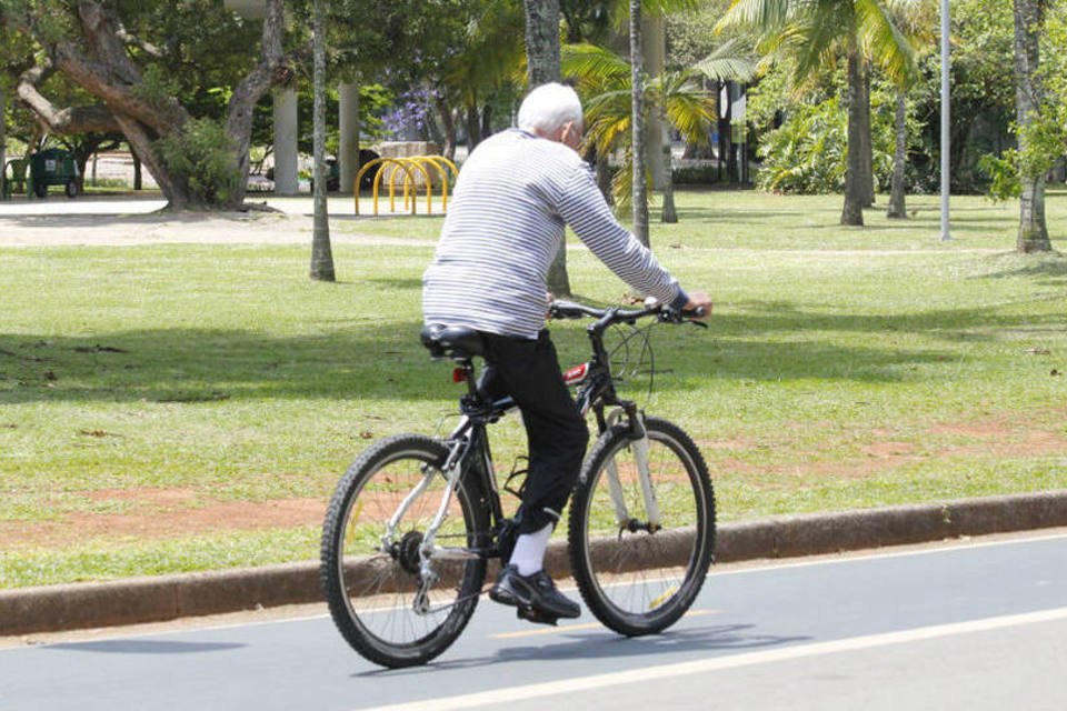 
	Idoso anda de bicicleta em parque: pessoas que t&ecirc;m 80 anos ou mais t&ecirc;m expectativa m&eacute;dia de viver mais 9,2 anos
 (Marcos Santos/USP Imagens/Fotos Publicas/Agência USP)