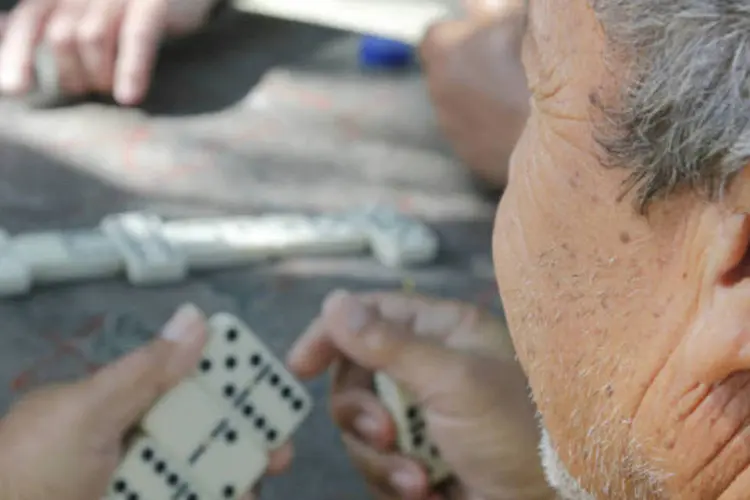 
	Idosos jogam domin&oacute;: previd&ecirc;ncia tem riscos tanto para quem vive muito quanto para quem vive pouco
 (Marcos Santos/USP Imagens)