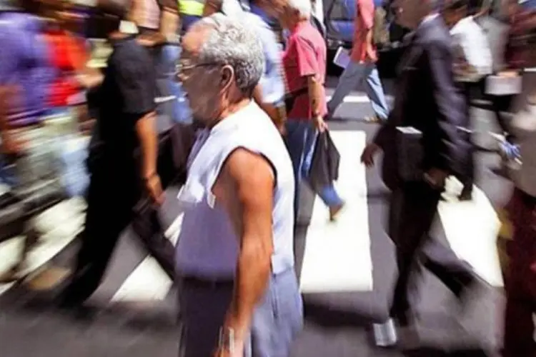 Mulher idosa: o INSS tem acordo de cooperação técnica com 17 associações de aposentados para permitir o desconto de mensalidades diretamente da folha de pagamento (Antonio Scorza/AFP)