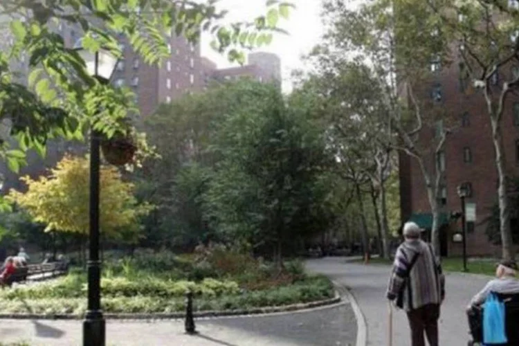 Casal de idosos passeia por um parque de Nova York, em outubro de 2006 (Don Emmert/AFP)