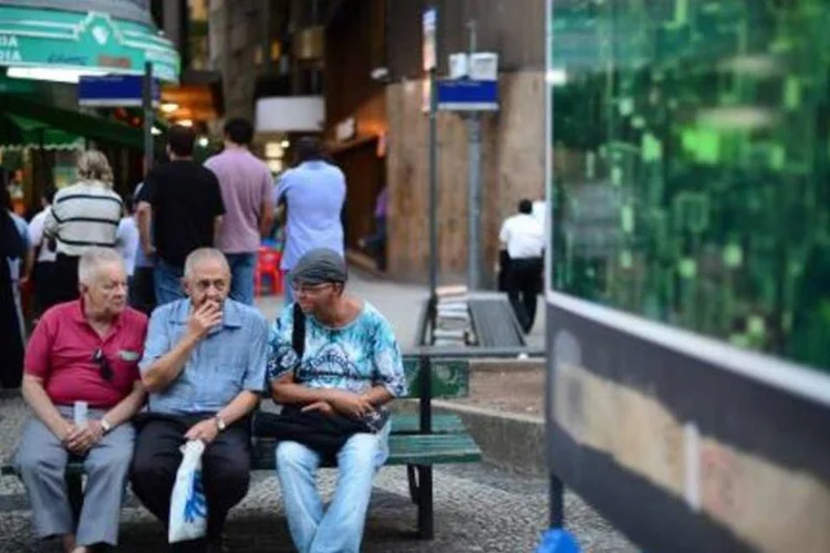 Idosos descansam em uma praça do Rio de Janeiro (Christophe Simon/AFP)