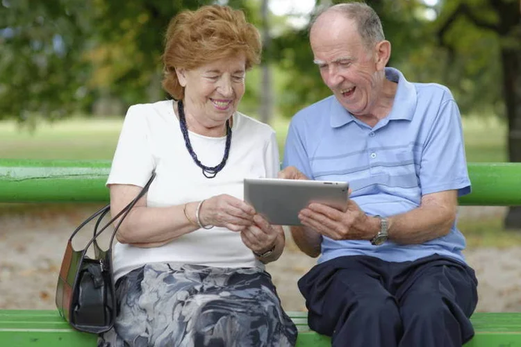 
	Idosos usando um tablet
 (EXAME.com)