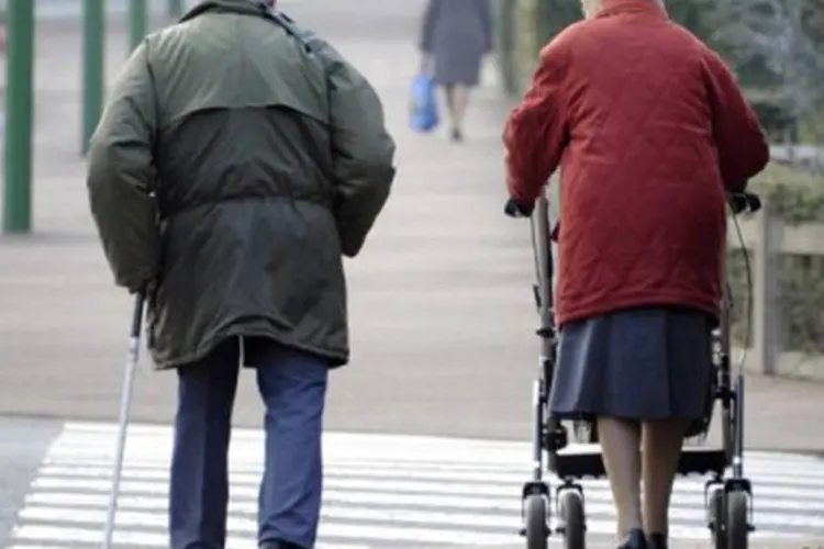 
	Idosos caminhando: quanto mais se vive, maior a chance de ter uma dem&ecirc;ncia, diz neurologista
 (Damien Meyer/AFP/AFP)