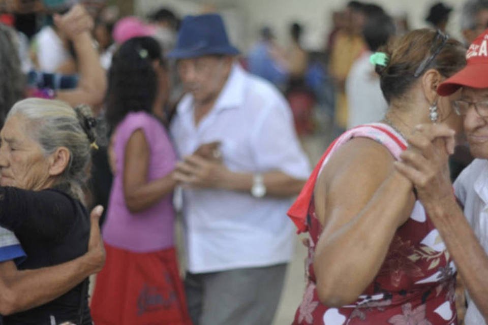 Idoso que faz exercício vai menos ao médico, diz pesquisa