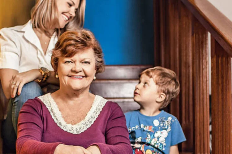 Viviane, com sua filha Cláudia e o neto Lucas: agenda cheia (Michel Teo Sin / EXAME PME)