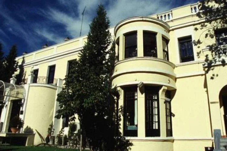 1. IE Business School (IE Business School)