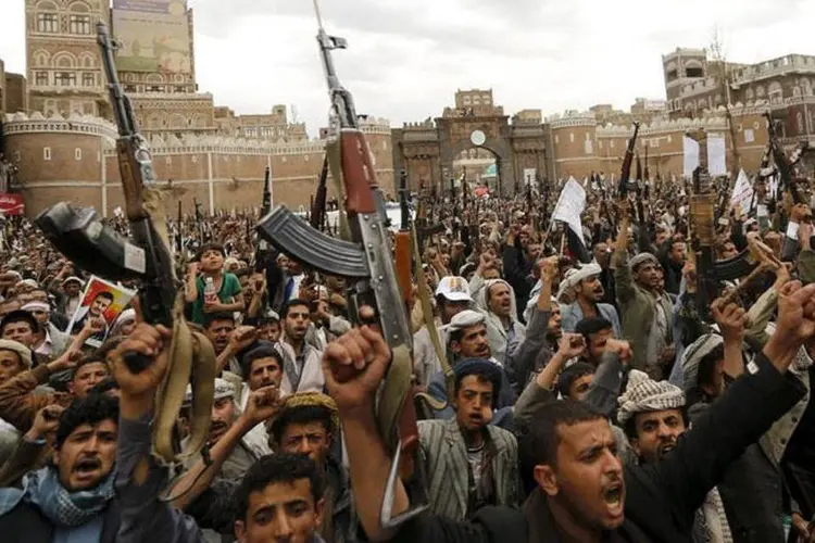 
	Protesto de rebeldes em Sanaa (I&ecirc;men) contra ataques a&eacute;reos: a opera&ccedil;&atilde;o &quot;vai continuar para defender a legitimidade do I&ecirc;men at&eacute; atingir seu objetivo&quot;, disse ministro
 (REUTERS/Khaled Abdullah)